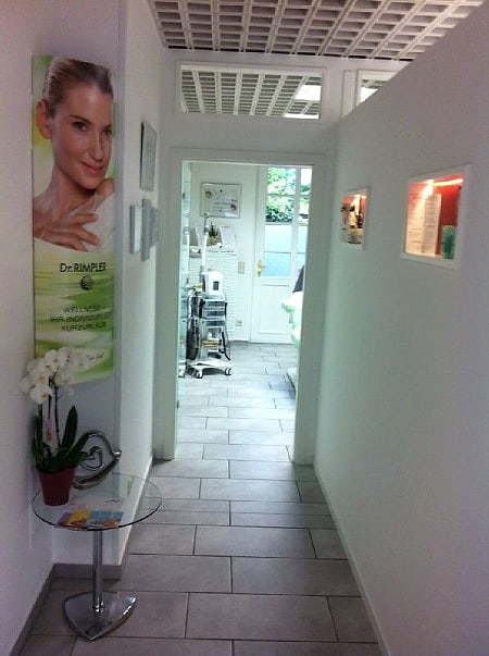 Flur im Studio mit Orchidee und Blick in den Behandlungsraum