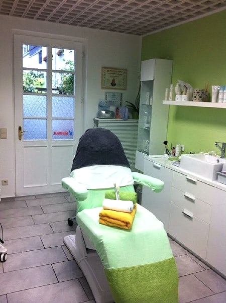 Behandlungsraum im Studio von Mercedes Benitez mit Behandlungsliege und Waschbecken